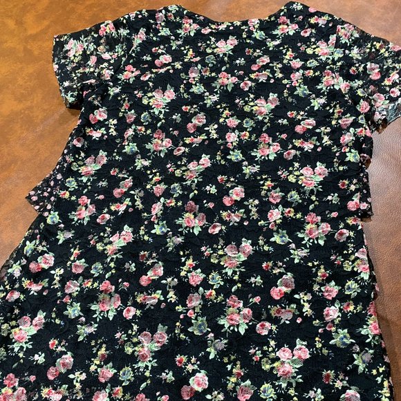 Adorable flirty summer blouse. - Picture 3 of 4